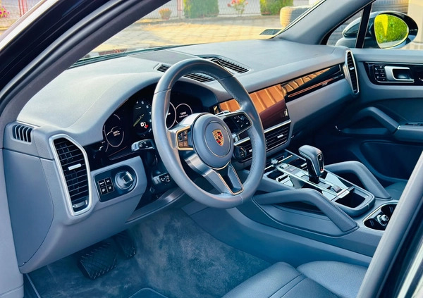 Porsche Cayenne cena 280000 przebieg: 140000, rok produkcji 2018 z Olesno małe 232